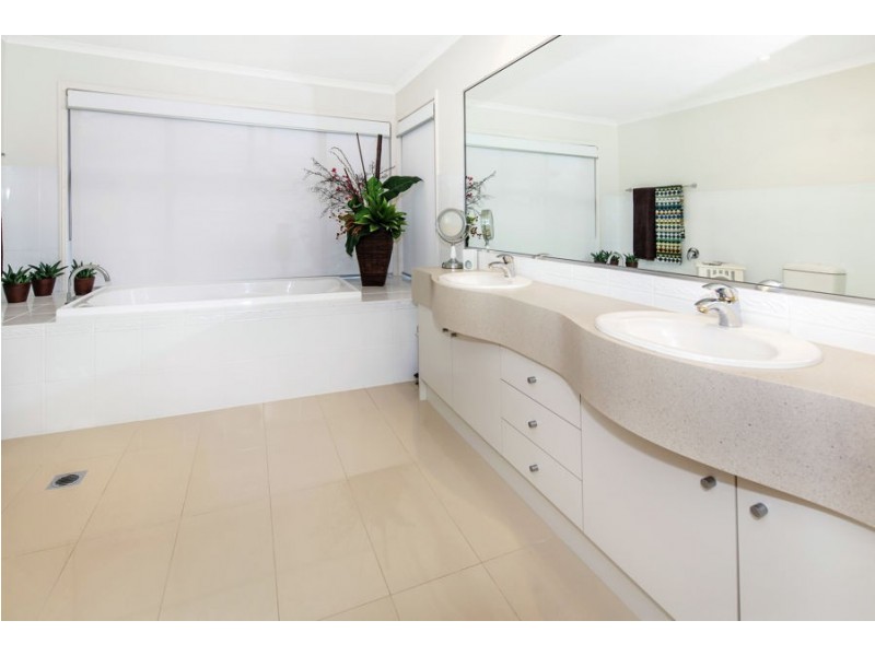 17 CHICHESTER DRIVE, Arundel QLD 4214