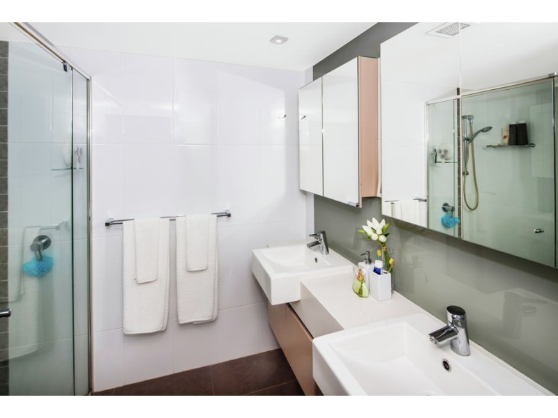 16D/20 Bayview Street, Runaway Bay QLD 4216