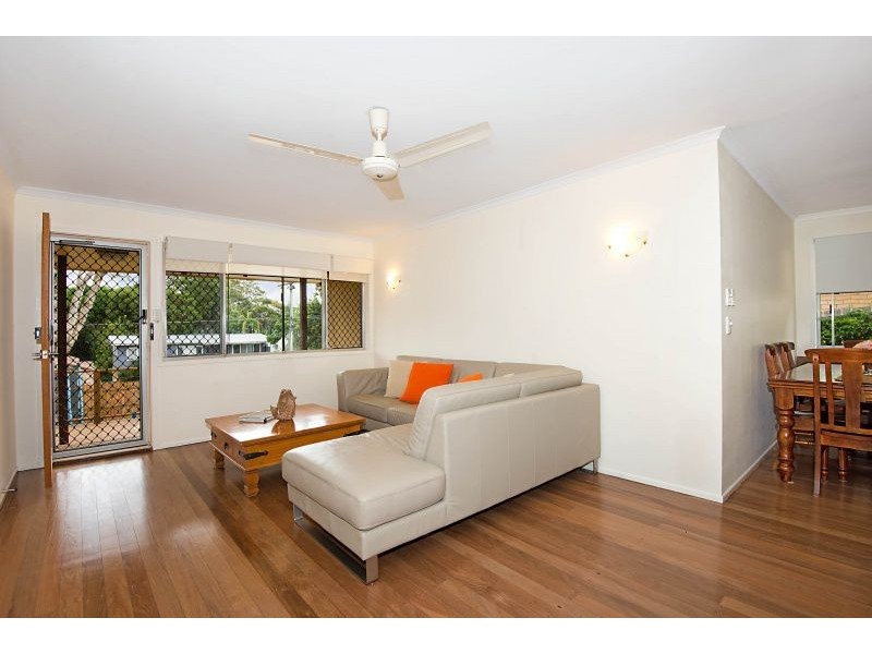 16 Lara Ave, Southport QLD 4215