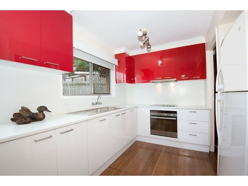 16 Lara Ave, Southport QLD 4215