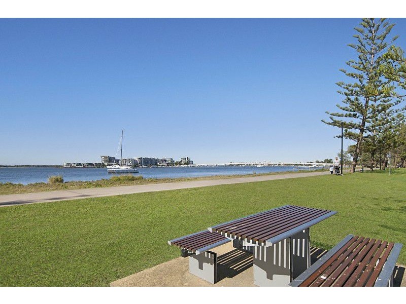 2/7 Mallard Avenue, Paradise Point QLD 4216