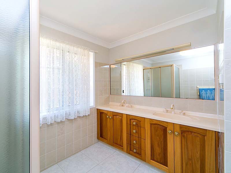 4 Pinecroft Close, Calamvale QLD 4116