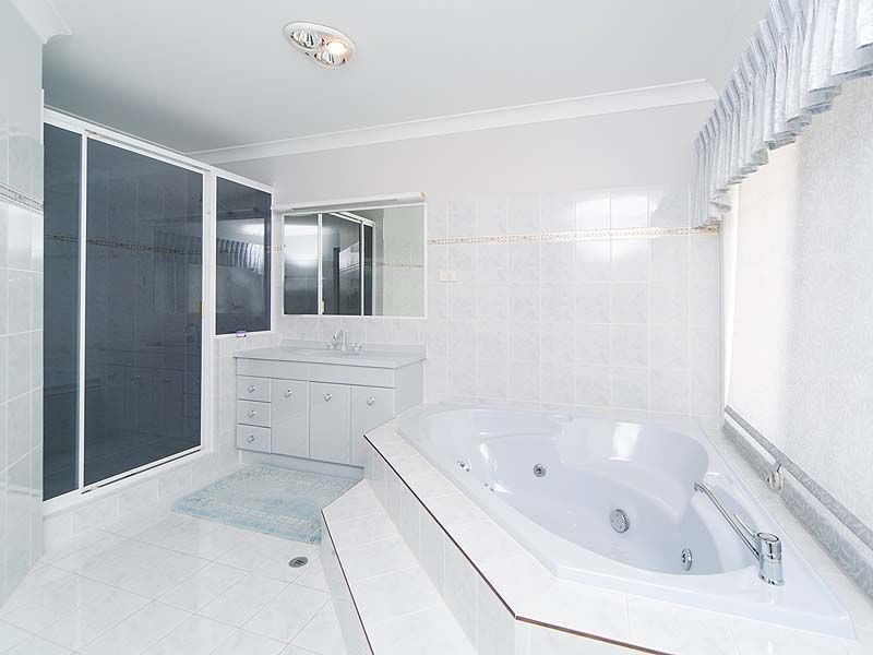 4 Pinecroft Close, Calamvale QLD 4116