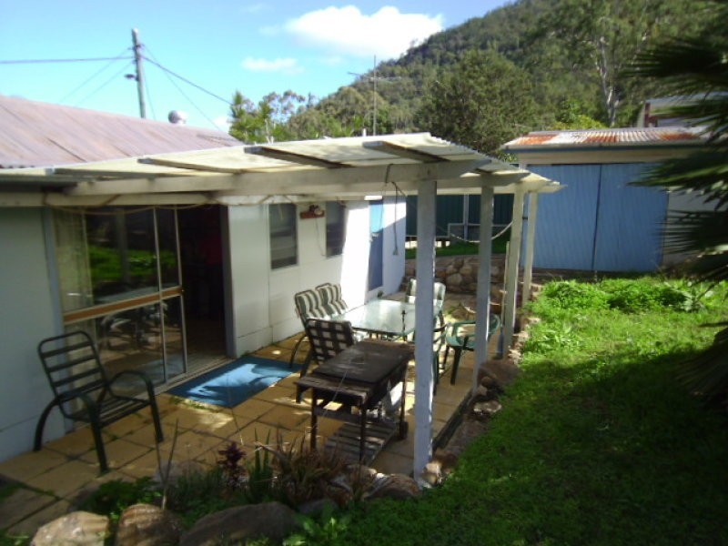 8 Second Ave, Somerset Dam QLD 4312