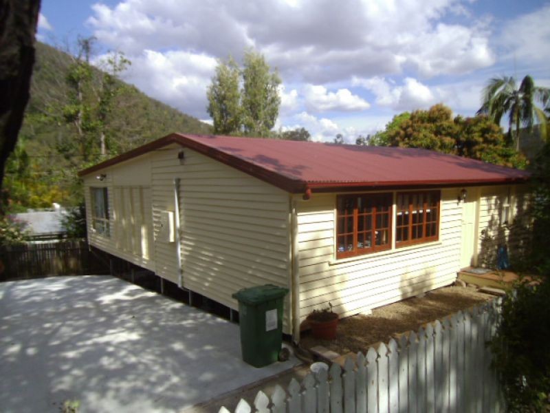 9 Edward St, Somerset Dam QLD 4312