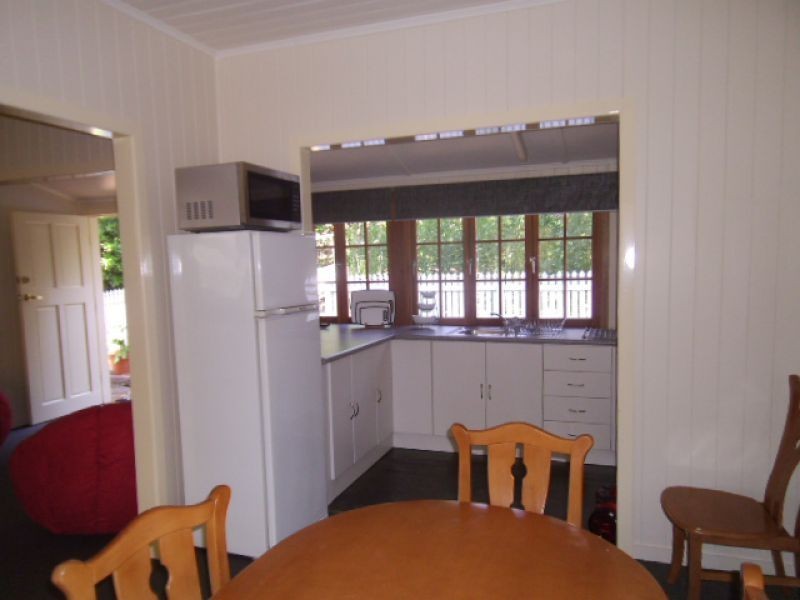 9 Edward St, Somerset Dam QLD 4312