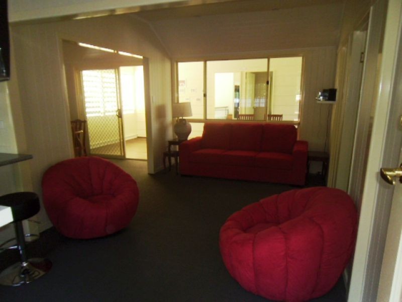 9 Edward St, Somerset Dam QLD 4312