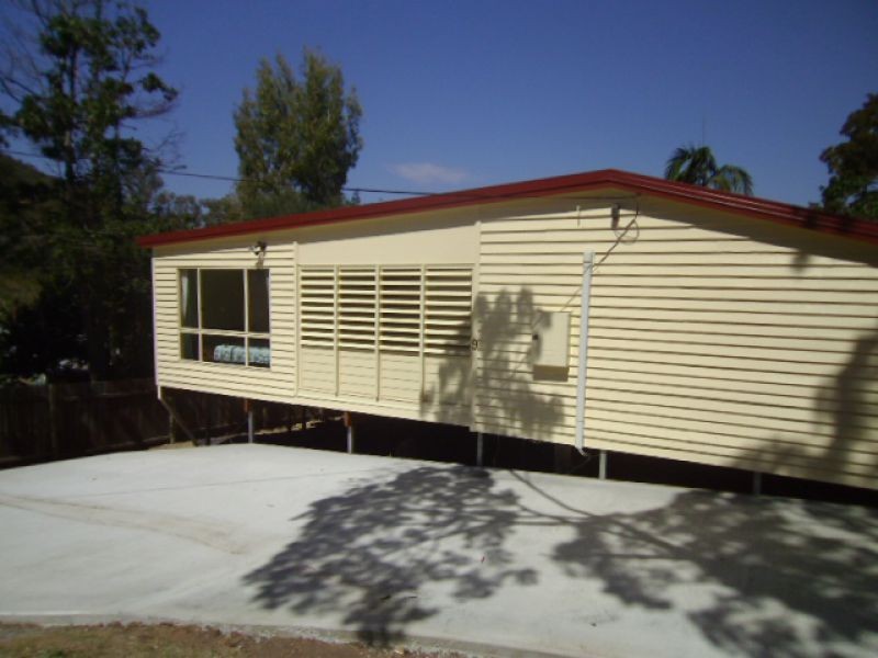 9 Edward St, Somerset Dam QLD 4312