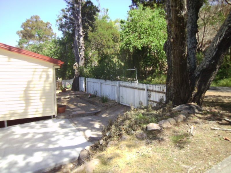 9 Edward St, Somerset Dam QLD 4312