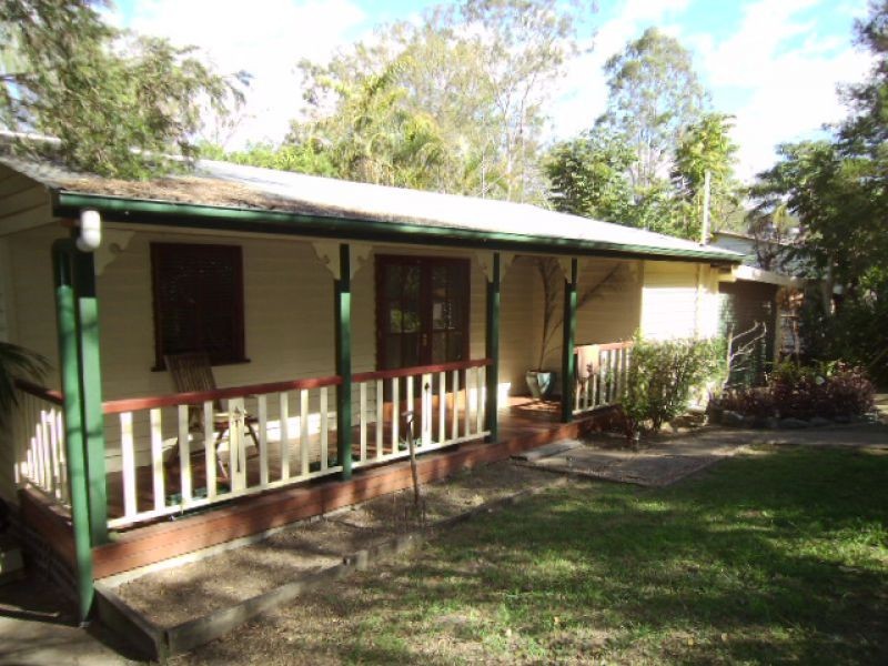 5 Gipps St, Somerset Dam QLD 4312