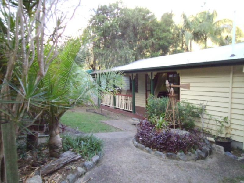 5 Gipps St, Somerset Dam QLD 4312