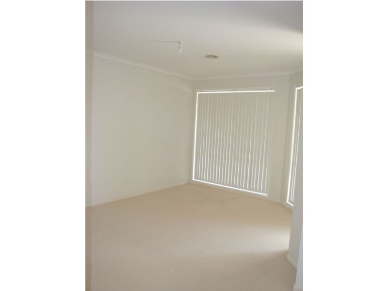 17 Thomas Royal Gardens, Queanbeyan NSW 2620