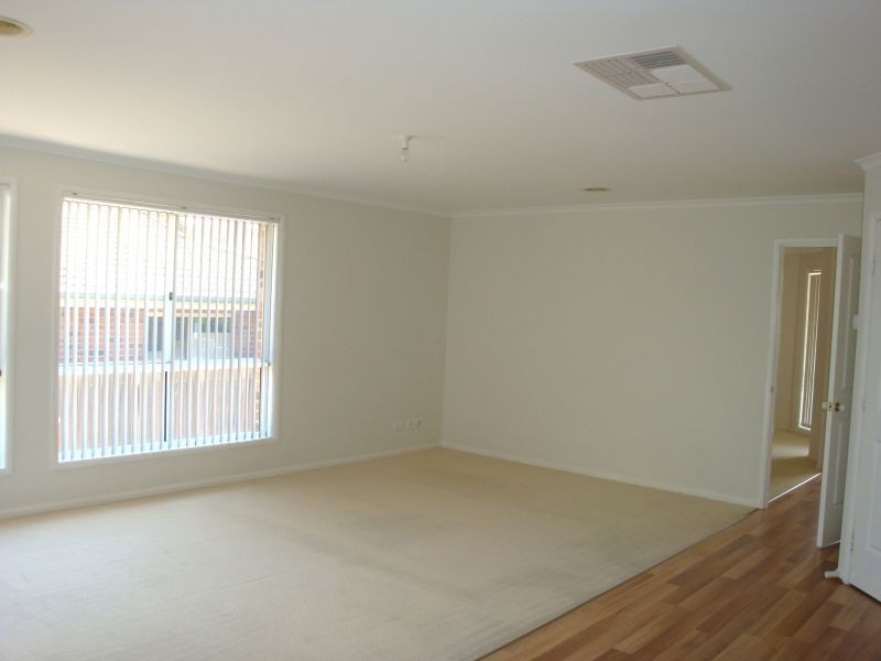 17 Thomas Royal Gardens, Queanbeyan NSW 2620