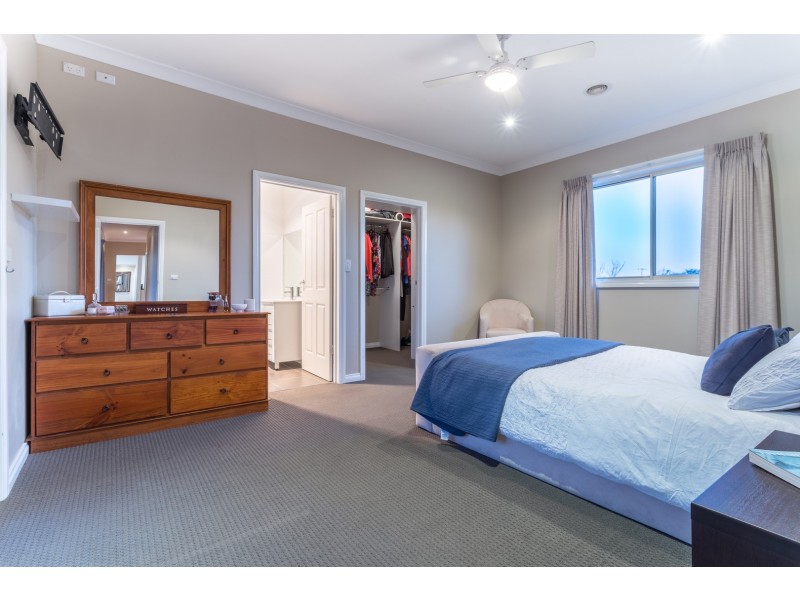 64 Ross Road, Queanbeyan NSW 2620