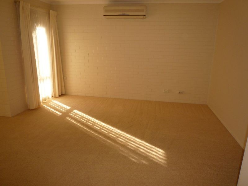 2/12 Mckeahnie Street, Queanbeyan NSW 2620