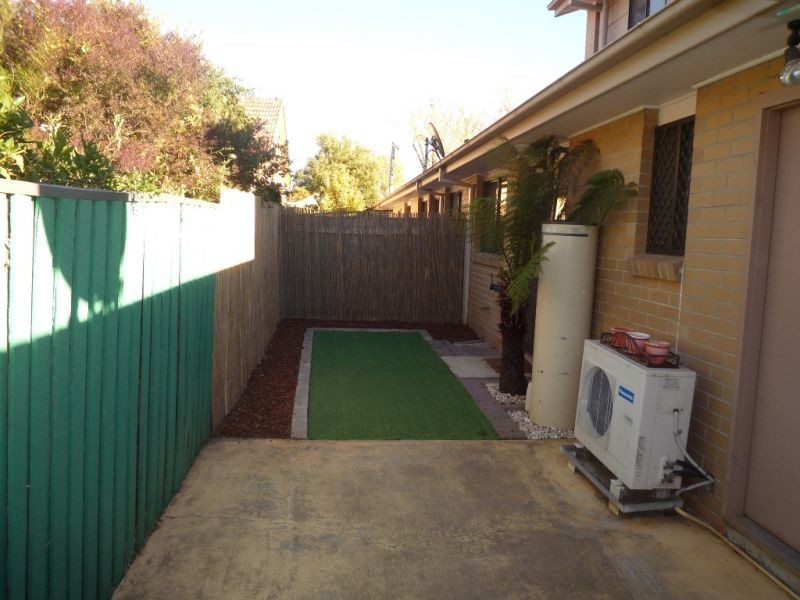 2/12 Mckeahnie Street, Queanbeyan NSW 2620