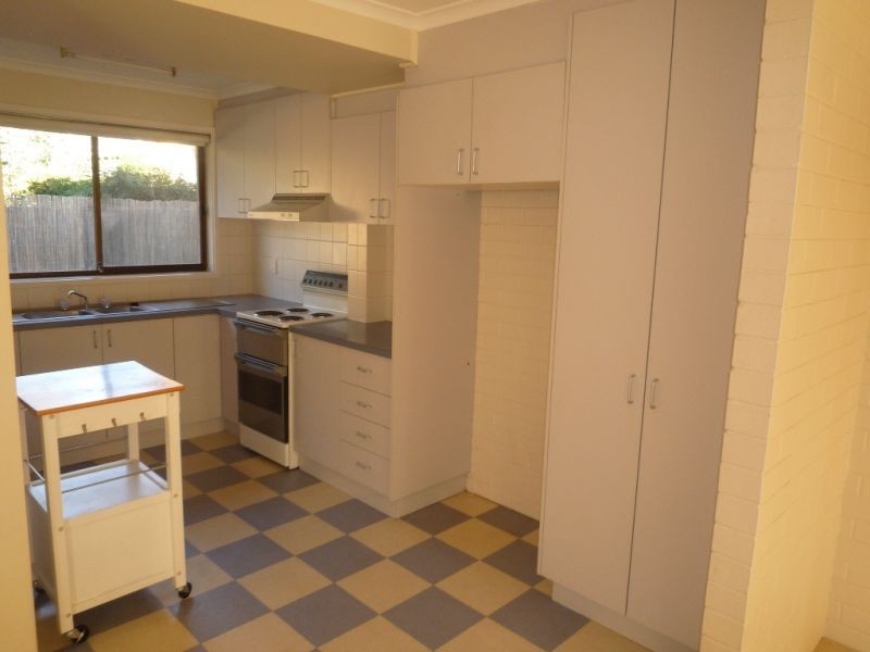 2/12 Mckeahnie Street, Queanbeyan NSW 2620