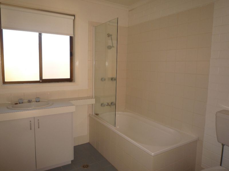 2/12 Mckeahnie Street, Queanbeyan NSW 2620