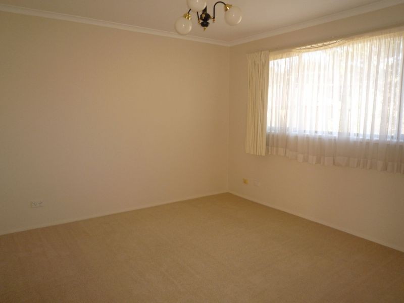 2/12 Mckeahnie Street, Queanbeyan NSW 2620