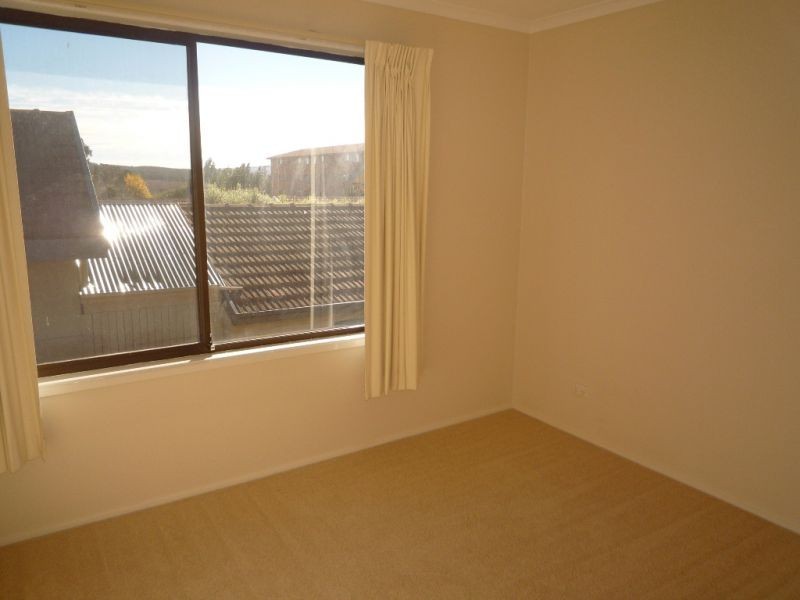 2/12 Mckeahnie Street, Queanbeyan NSW 2620