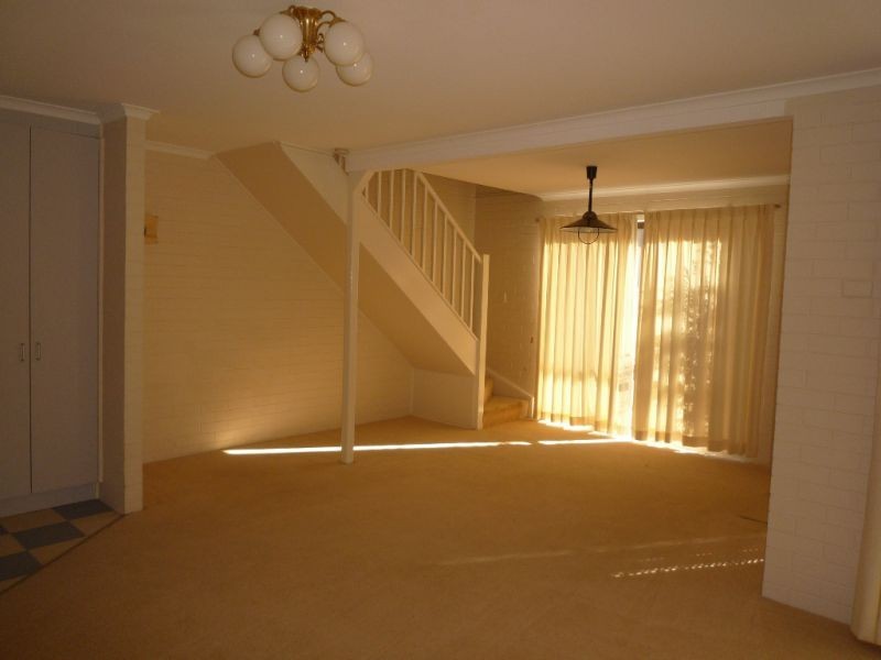 2/12 Mckeahnie Street, Queanbeyan NSW 2620