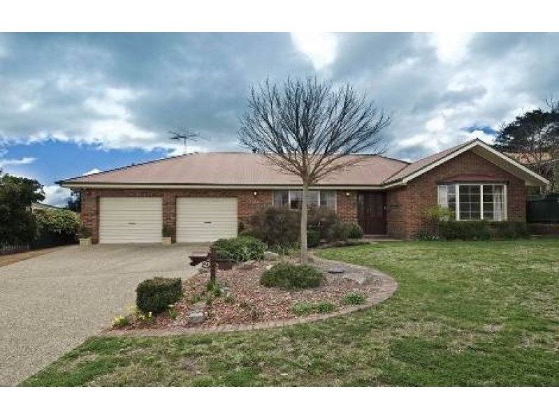 15 Halloran Drive, Jerrabomberra NSW 2619