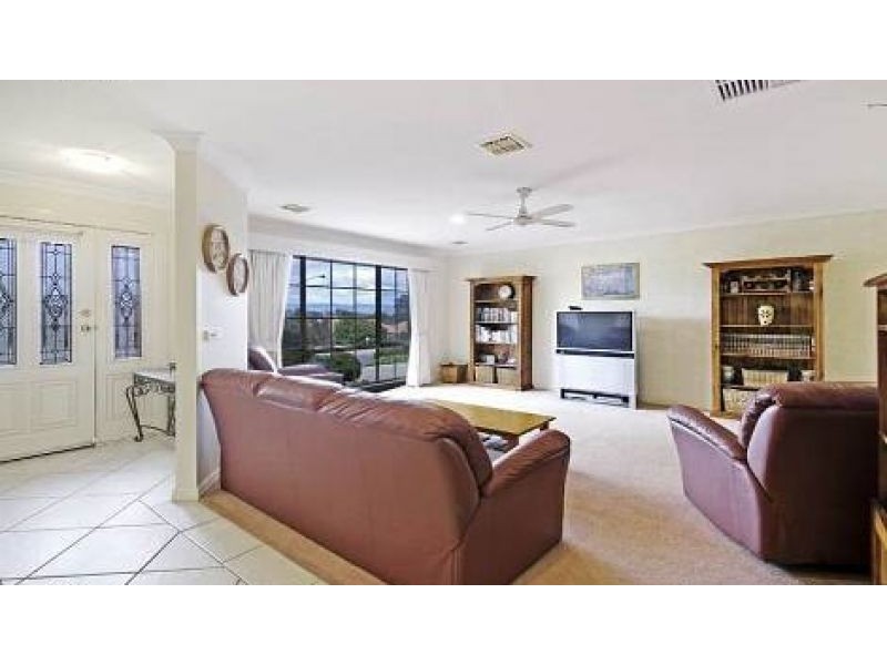 15 Halloran Drive, Jerrabomberra NSW 2619