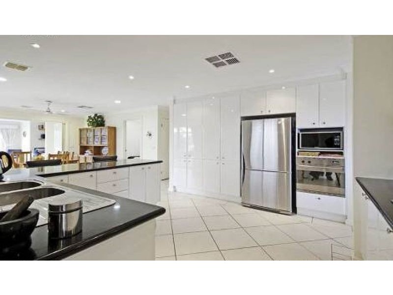 15 Halloran Drive, Jerrabomberra NSW 2619