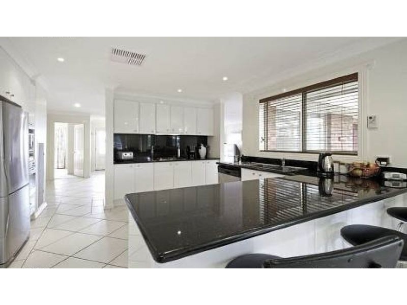 15 Halloran Drive, Jerrabomberra NSW 2619