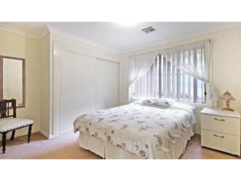 15 Halloran Drive, Jerrabomberra NSW 2619