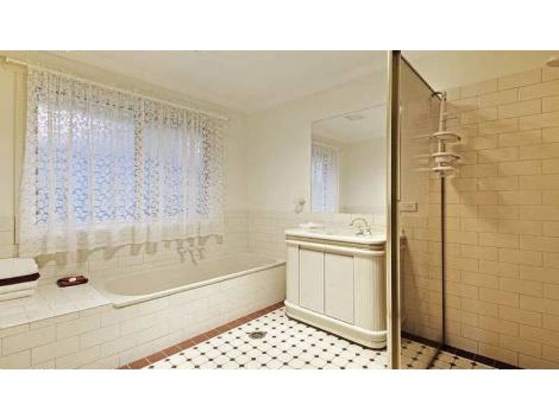 15 Halloran Drive, Jerrabomberra NSW 2619