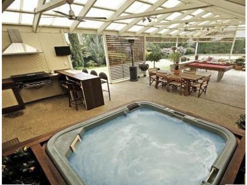 15 Halloran Drive, Jerrabomberra NSW 2619