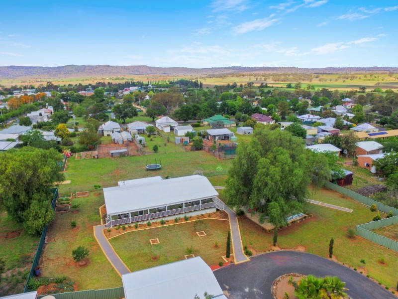 10 Cameron Place, Coolah NSW 2843