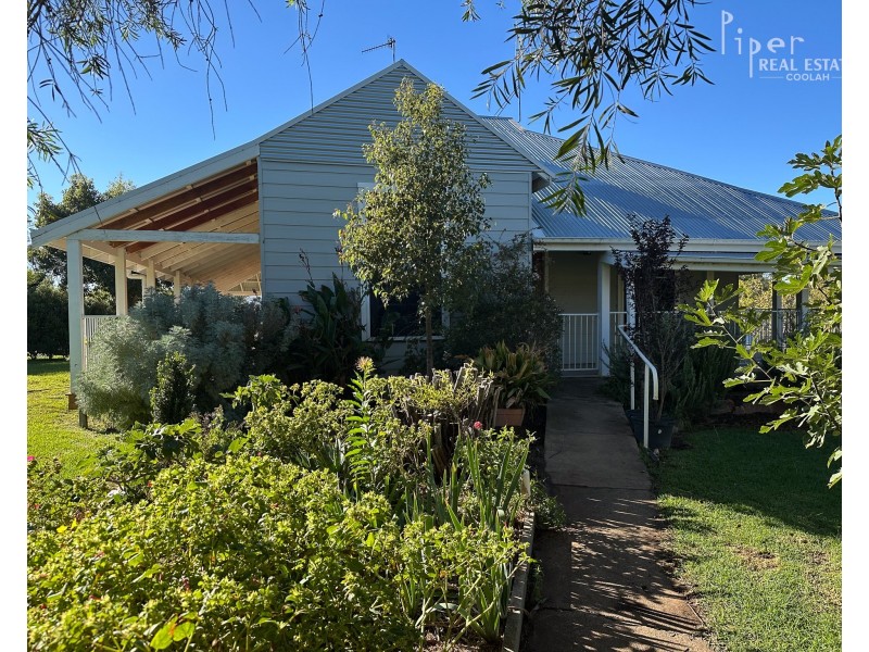 The Old School House/75 Denham Street, Leadville via, Dunedoo NSW 2844