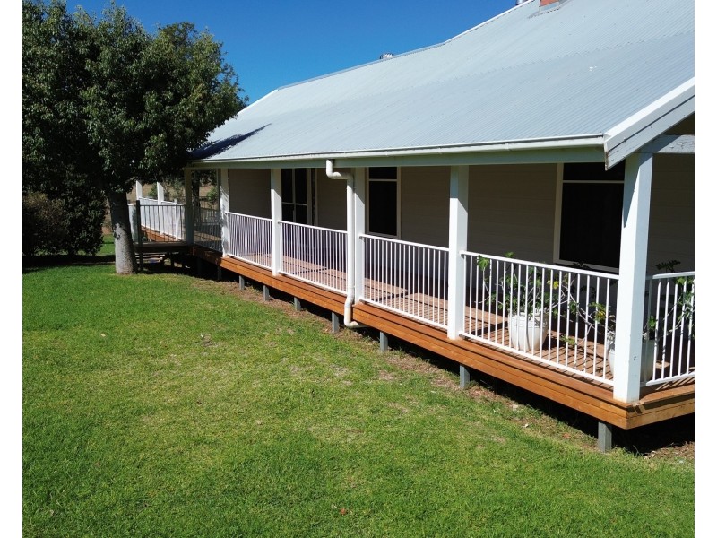 The Old School House/75 Denham Street, Leadville via, Dunedoo NSW 2844