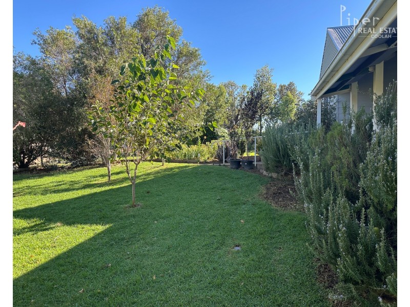 The Old School House/75 Denham Street, Leadville via, Dunedoo NSW 2844