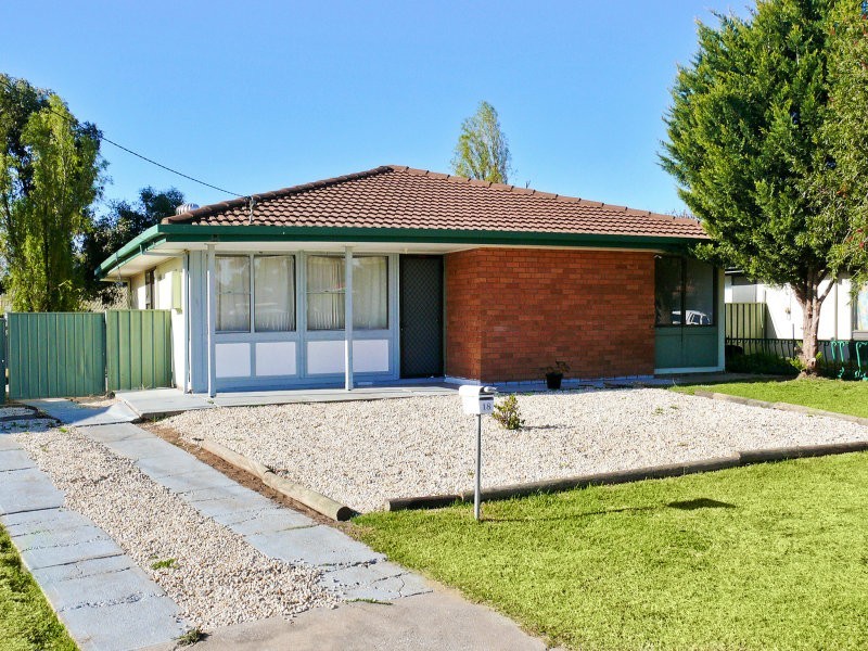 18 Ballantyne Crescent, Deniliquin NSW 2710