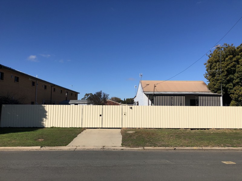 82 Crispe Street, Deniliquin NSW 2710