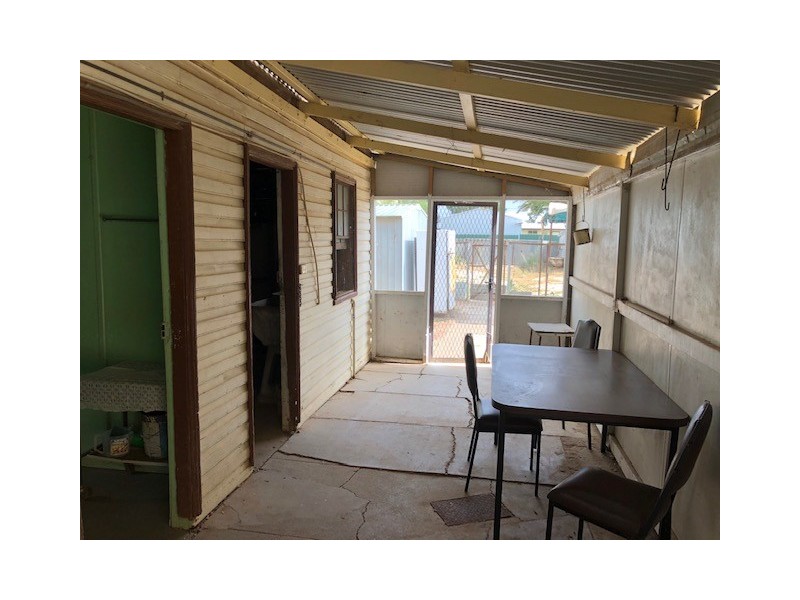 323 MACAULEY STREET, Hay NSW 2711