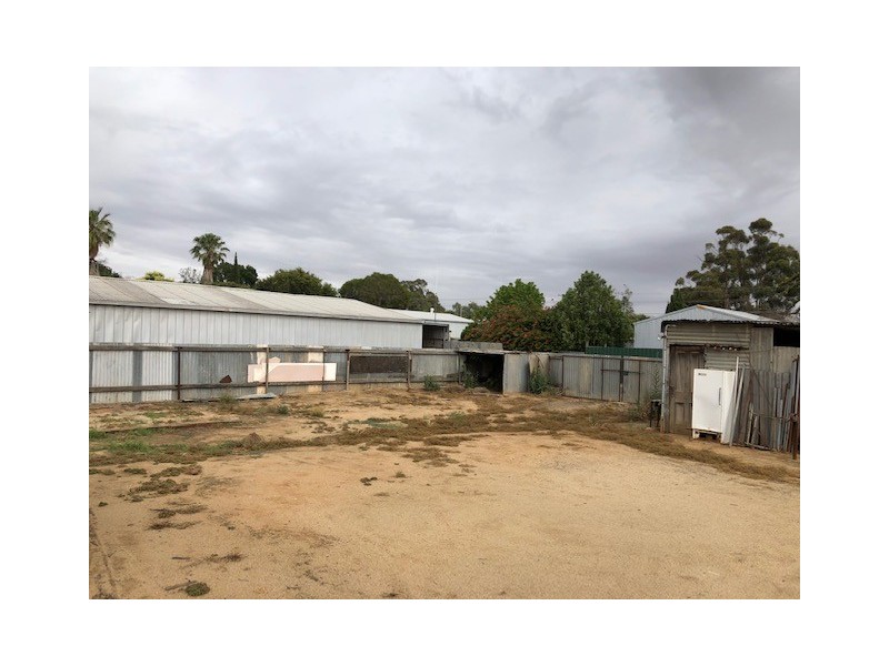 323 MACAULEY STREET, Hay NSW 2711