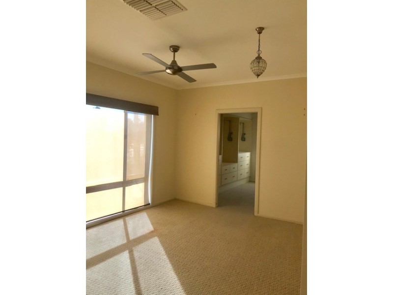 402 Leonard Street, Hay NSW 2711