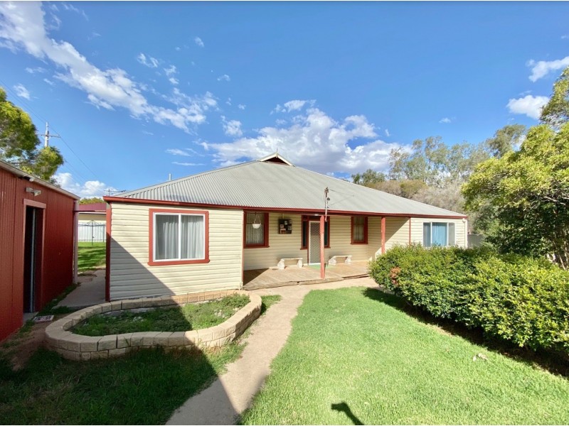 111 Pine Street, Hay NSW 2711