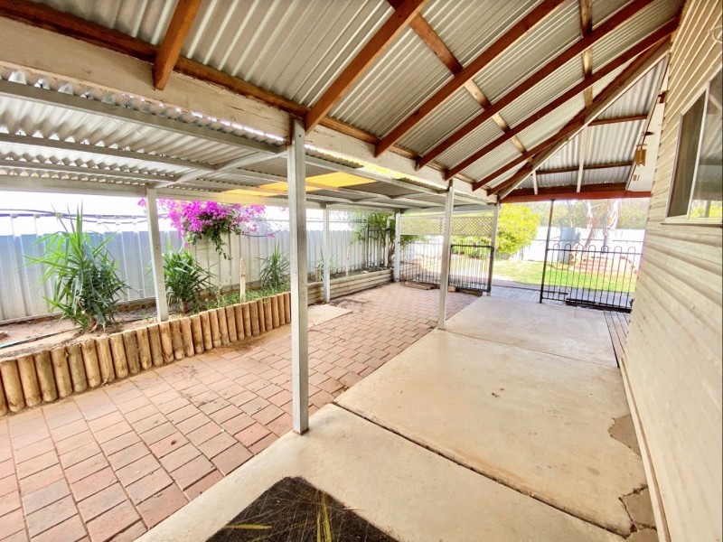 111 Pine Street, Hay NSW 2711