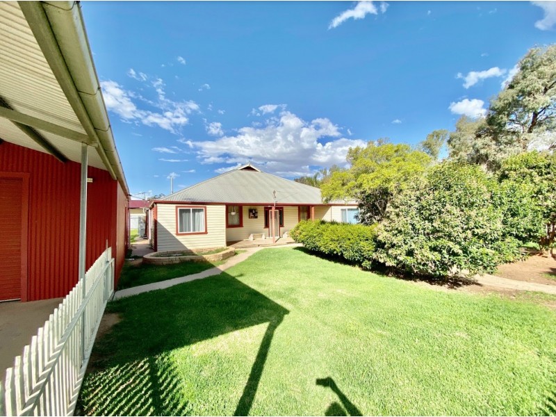 111 Pine Street, Hay NSW 2711