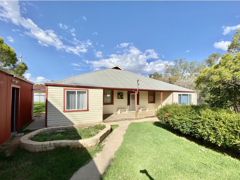 111 Pine Street, Hay NSW 2711