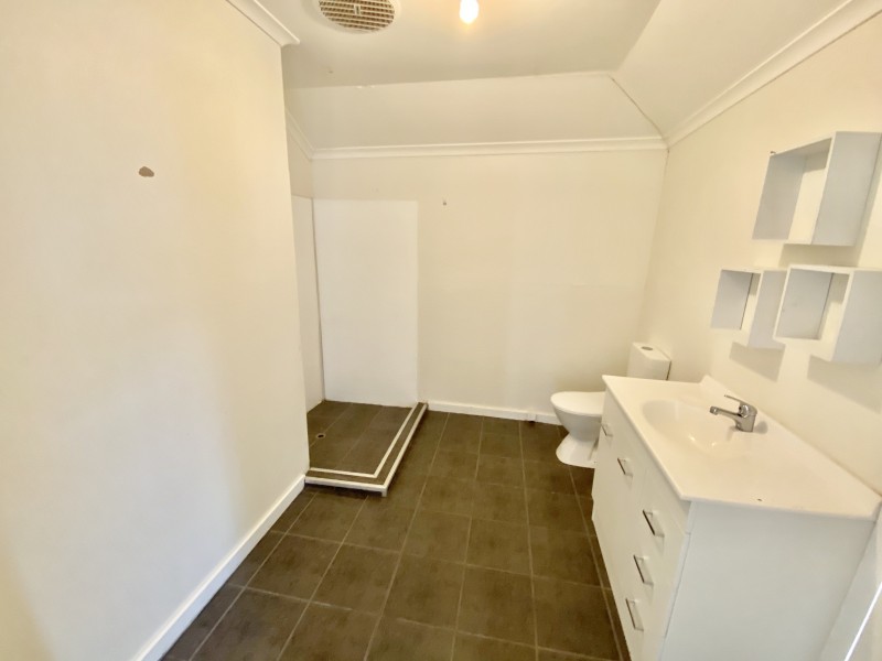 111 Pine Street, Hay NSW 2711