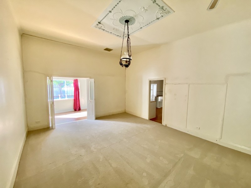 111 Pine Street, Hay NSW 2711