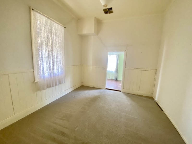 111 Pine Street, Hay NSW 2711