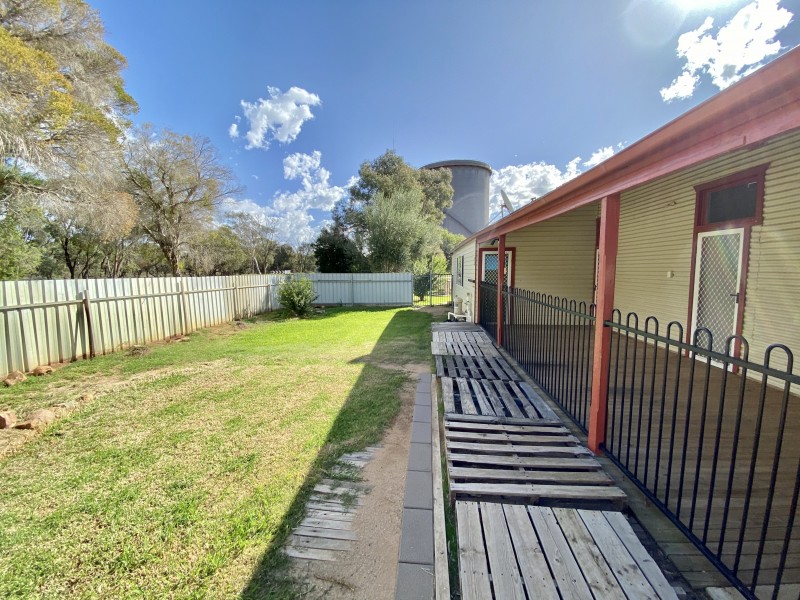 111 Pine Street, Hay NSW 2711