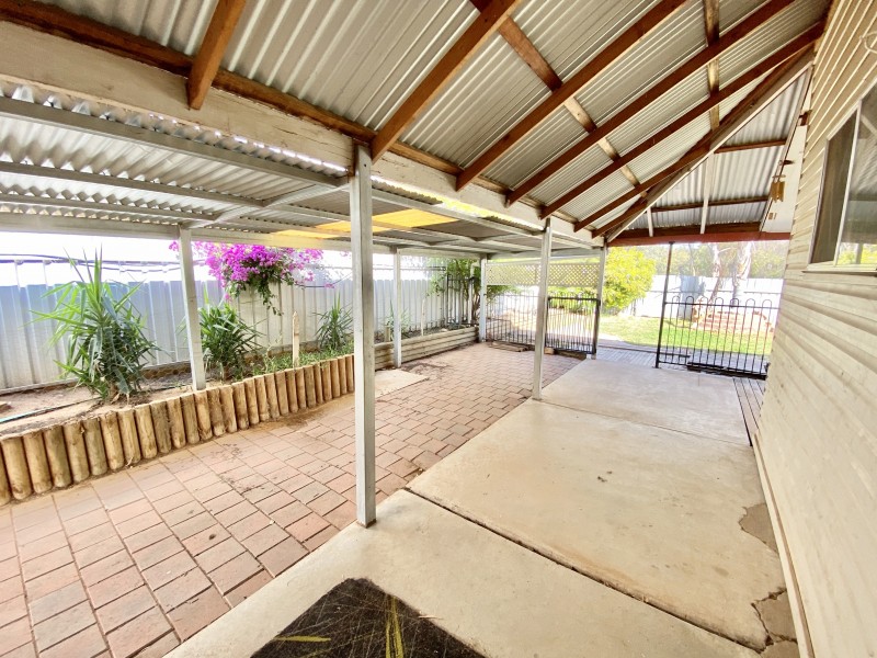 111 Pine Street, Hay NSW 2711